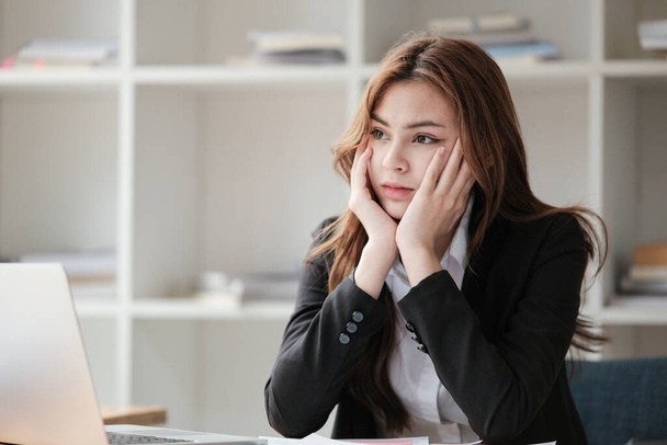 Biznes kobiety są zestresowane podczas pracy na laptopie, Zmęczony azjatycki bizneswoman z bólem głowy w biurze, złe samopoczucie w pracy, przestrzeń do kopiowania Wysokiej jakości zdjęcie - Zdjęcie, obraz