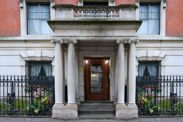 Appartementencomplex sierlijke portiek entree met ionische stenen kolommen  - Foto, afbeelding