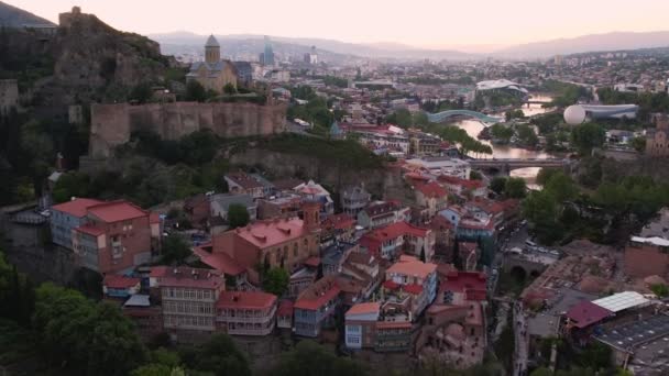 Tbilisi vista aerea drone dall'alto a Narikala fortezza e la città vecchia di Tbilisi, Georgia. Bella vista panoramica di Tbilisi al tramonto. - Filmati, video
