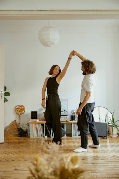 素敵な若いカップルが家で一緒に踊ります。ロマンチックな家族の時間。高品質の写真 - 写真・画像