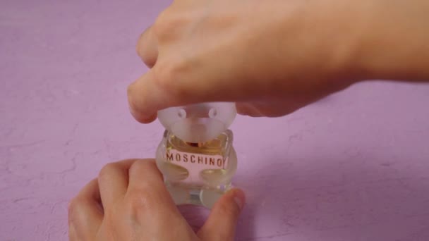 Tyumen, Rusia-08 de junio de 2023: Moschino toy 2 es un perfume popular de Moschino para mujeres y fue lanzado en 1987. Enfoque selectivo - Metraje, vídeo