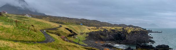 Super-Panoramablick auf die Landschaft von Arnarstapi auf der Halbinsel der Selbstlosigkeit, Island. - Foto, Bild