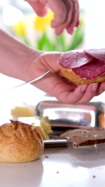 Κομμένο ζαμπόν σε σπαρμένο ψωμί με σαλάτα. Υψηλής ποιότητας υλικό FullHD - Πλάνα, βίντεο