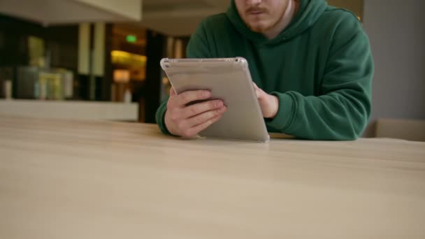 ein Geschäftsmann in der Hotellobby hält ein Tablet in der Hand und führt während der Geschäftsreise ein Online-Meeting mit Kollegen durch - Filmmaterial, Video