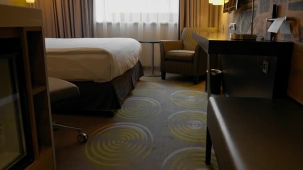 interieur van een luxe hotelkamer na het schoonmaken van de huishouding slaapkamer rustkamer concept netheid en gastvrijheid reizen rust - Video