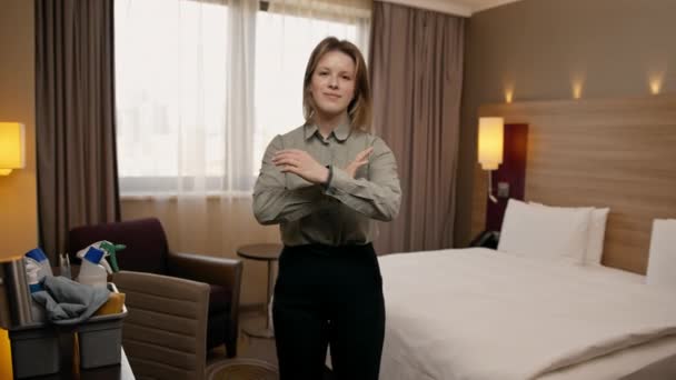 muotokuva nuori tyttö taloudenhoitaja hotellin tyttö ennen kuin alkaa puhdistaa huoneen puhtaus ja vieraanvaraisuus käsite - Materiaali, video