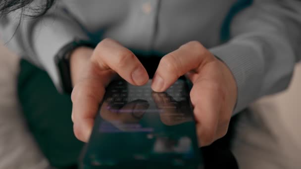 Nahaufnahme von Händen, die ein Smartphone in der Hand halten, ein Mann löst nach einer Reise eine Geschäftsfrage in Korrespondenz - Filmmaterial, Video