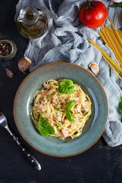 Carbonara di pasta. Spaghetti con formaggio, pancetta, uova e crema di salsa. Cucina tradizionale italiana - Foto, immagini