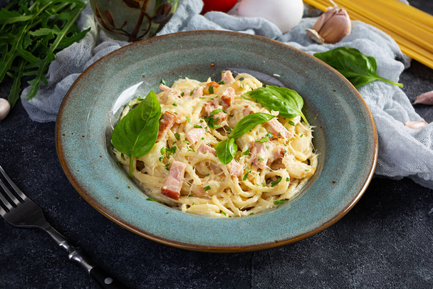 Carbonara makarnası. Peynirli spagetti, pastırma, yumurta ve krema soslu. Geleneksel İtalyan mutfağı - Fotoğraf, Görsel