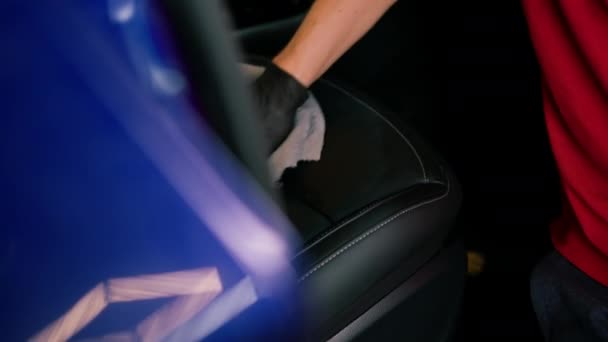 Detailní mužské auto servis zaměstnanec provádí chemické čištění a mytí interiéru vozu s mikrovláknitou látkou - Záběry, video