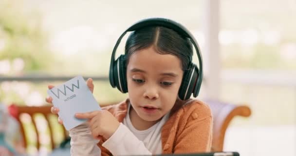 Video hovor, mluvení a dítě s notebookem pro elearning, studium jazyka a domácí úkol. Happy, dům a holčička s kartou pro vzdělávání při mluvení v online třídě na počítači. - Záběry, video