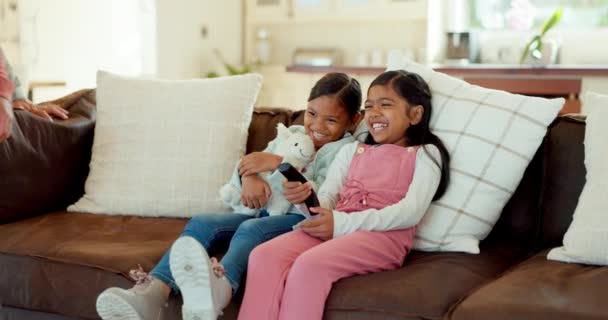 Perhe, TV ja lapset sohvalla vanhempien kanssa liimaus, laatuaikaa ja rentouttava olohuoneessa. Isovanhemmat, onnellinen ja äiti, isä ja lapset sohvalla streaming sarjakuva elokuvia, kanava ja sarja. - Materiaali, video