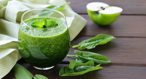 frullato verde biologico con spinaci e mele - Foto, immagini