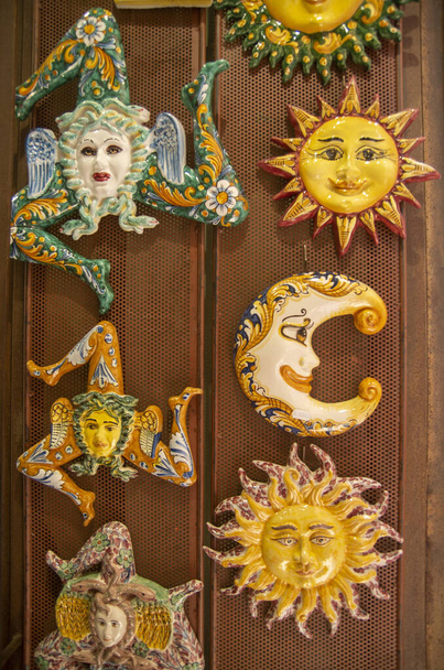 Céramique sicilienne colorée traditionnelle - soleil, lune et Trinacria, Italie, Europ - Photo, image