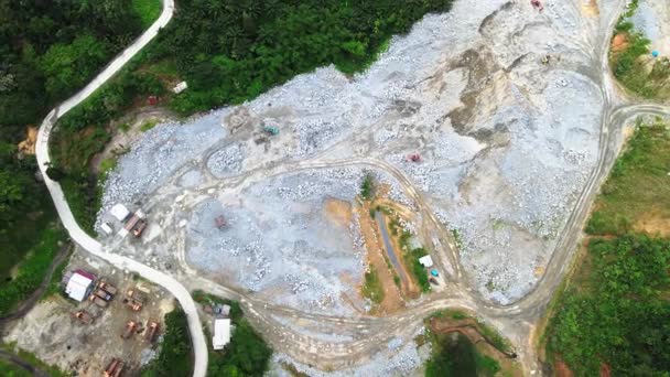 Las cautivadoras imágenes aéreas revelaron el área de construcción de la carretera enclavada en medio de la sierra, donde se dispersaron una serie de rocas. - Metraje, vídeo