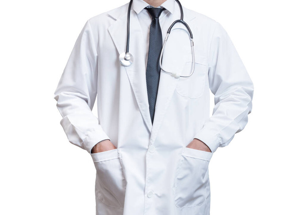 Доктор стоїть і руки в лабораторному пальто на білому тлі. Медична концепція. Концепція пошуку медичної інформації. Концепція лікування захворювань. Концепція страхування. - Фото, зображення