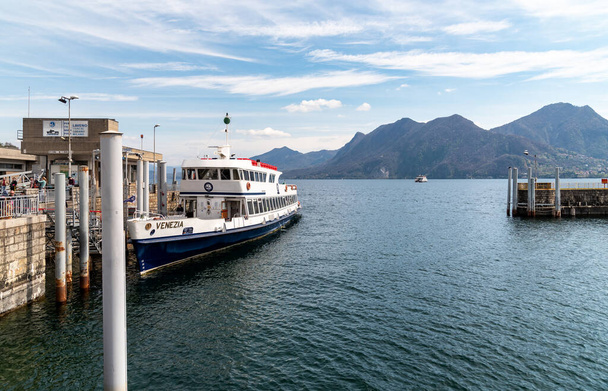 Intra-Verbania, Piémont, Italie - 9 avril 2023 : Paysage du lac Majeur avec ferry-boat au port d'Intra - Photo, image