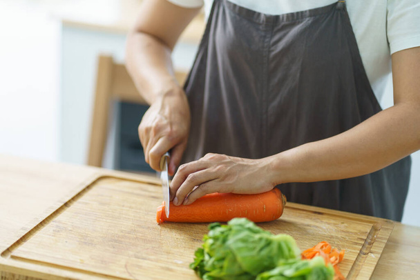 調理食品の女性は台所で野菜サラダを準備しています健康的な食品健康的な料理 - 写真・画像