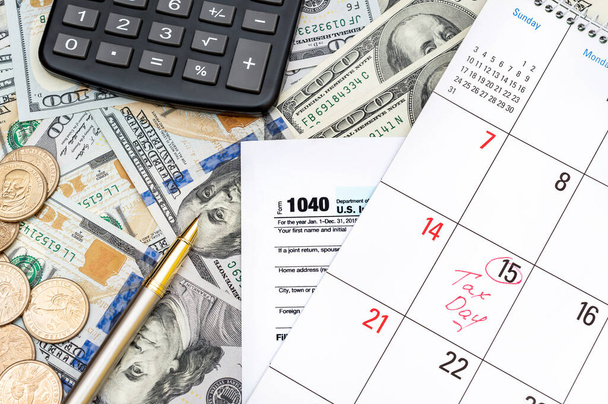 Steuerformular mit Taschenrechner, Stift und Kalender auf dem Hintergrund des Geldes. Ansicht von oben. Steuerzeit. - Foto, Bild