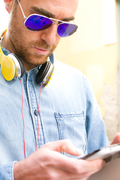 Człowiek, słuchanie muzyki na ulicy - Zdjęcie, obraz