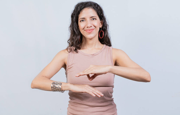 Jeune femme souriante gesticulant en langage des signes. Interprète féminine gestuelle en langue des signes, Personnes gestuelles en langue des signes isolées - Photo, image
