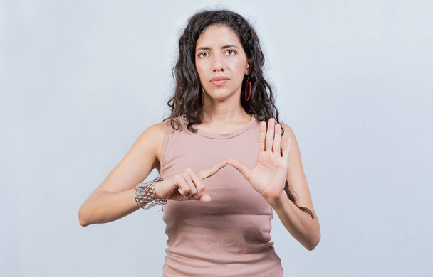 Lating Girl gestikuliert in Gebärdensprache isoliert. Junge Frau gestikuliert in Zeichensprache, Menschen, die in Gebärdensprache sprechen, isoliert - Foto, Bild