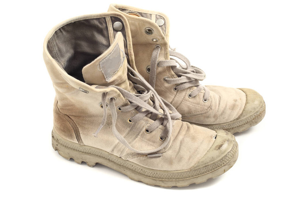 Старі полотняні чоботи, ізольовані на білому тлі - Фото, зображення
