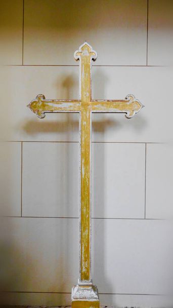 Σταυρός σε μια προτεσταντική εκκλησία της πόλης - Φωτογραφία, εικόνα