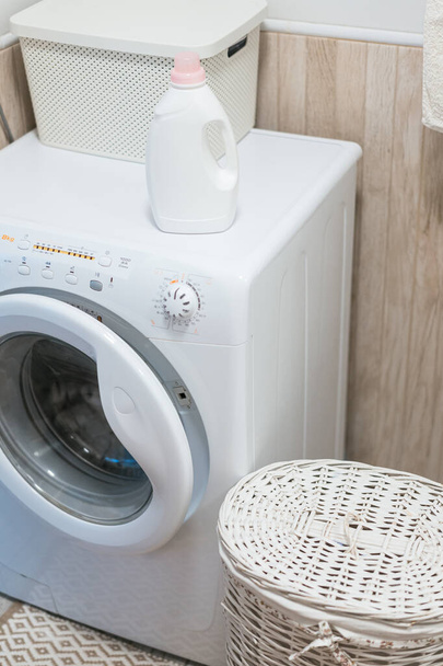 Lavar gel líquido detergente de lavanderia e amaciador de tecido na máquina de lavar roupa. Foto de alta qualidade - Foto, Imagem