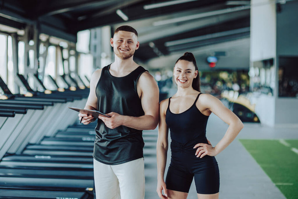 Fit couple alert A young man and woman posing for a gym portrait. Fitness Dedication Young Man and Womans Gym Portrait. Fitness Duo Young Man and Womans Gym Portrait - Фото, зображення