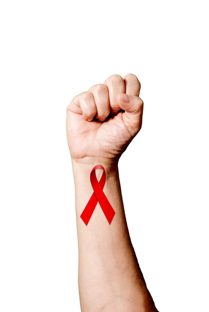 Plan vertical du ruban de la Journée mondiale du sida peint sur un poing humain levé - Photo, image