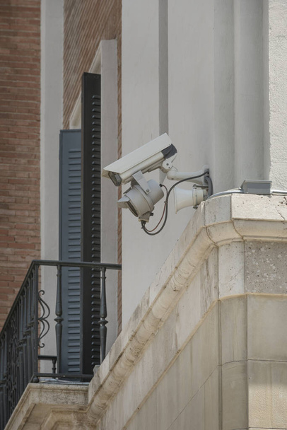 Камери спостереження, встановлені на фасаді будівлі на розі - Фото, зображення