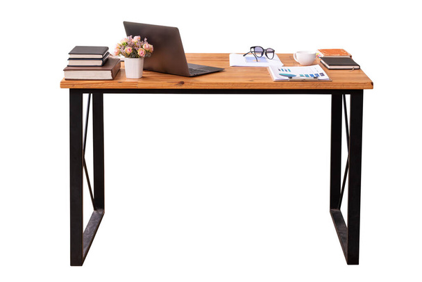 Houten bureau tafel met laptop computer, glazen en notebook geïsoleerd op wit werk met clipping pad. - Foto, afbeelding