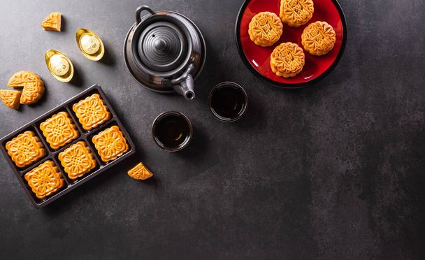 Kiinalainen Mid-Autumn Festival konsepti valmistettu mooncakes, teetä ja luumu kukka. Kiinalaiset merkit FU artikkelissa viittaavat onnea, vaurautta, rahavirtaa. - Valokuva, kuva