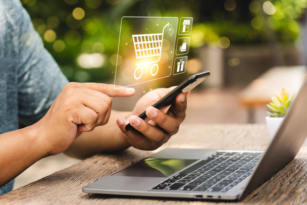 online shopping concept, επιχειρηματίας χρησιμοποιεί smartphones για να αγοράσει προϊόντα από ηλεκτρονικά καταστήματα και καταστήματα στο διαδίκτυο, ηλεκτρονικό κατάστημα, online επιχειρήσεις, ευκολία, ανταγωνιστική τιμή - Φωτογραφία, εικόνα