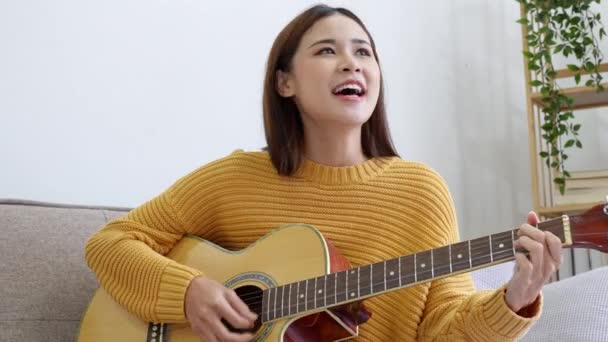 Fiatal ázsiai nő ellazítja az agyát és a stressz gitározás - Felvétel, videó
