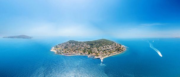 Antenni drone panoraamanäkymät Kinaliada, Turkki. Useita asuinrakennuksia, jotka sijaitsevat Marmaran meren rannalla, muut Princes-saaret taustalla, kelluvat alukset - Valokuva, kuva