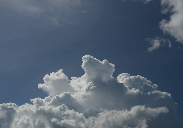 Formación de nubes cumulonimbus en el cielo tropical, Nimbus en movimiento, Fondo abstracto del fenómeno natural y nubes grises hunk, Tailandia - Foto, Imagen