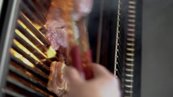 Sertés és csirke steak sistereg a grillen füsttel, barbecue hús nyári koncepció. Függőleges videó - Felvétel, videó