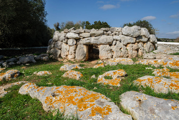 Biniac - L 'Argentina occidental, circular plant burial nave, Alaior, Menorca, Baleares, Espanha - Foto, Imagem