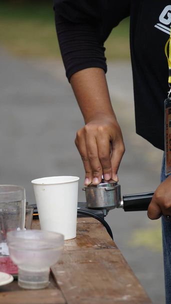Der Barista serviert Kaffee für einen Kunden. - Foto, Bild