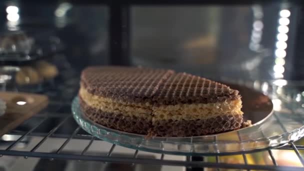 Вафельный торт в кафе - Кадры, видео