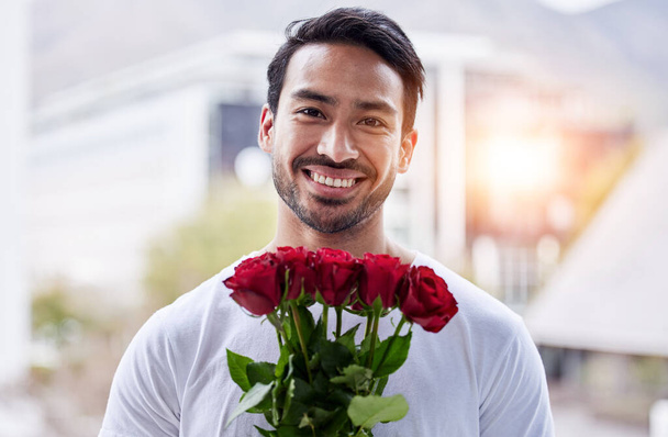 Lachen, portret en man met boeket rozen voor datum, romantiek en hoop voor Valentijnsdag. Liefdesbelijdenis, romantisch cadeau en gelukkige man die bloemen buiten in de stad houdt voor een aanzoek of verloving - Foto, afbeelding