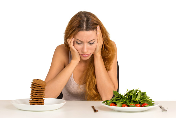 mujer cansada de restricciones de dieta anhelando una galleta
 - Foto, imagen