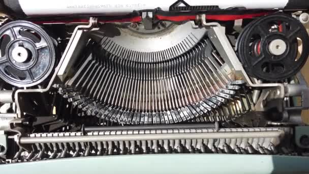 Антикварная пишущая машинка в эксплуатации с черно-красной чернильной лентой. - Кадры, видео