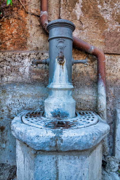Nasone con tre rubinetti a testa di drago in Via di San Teodoro, Roma, Italia - Foto, immagini