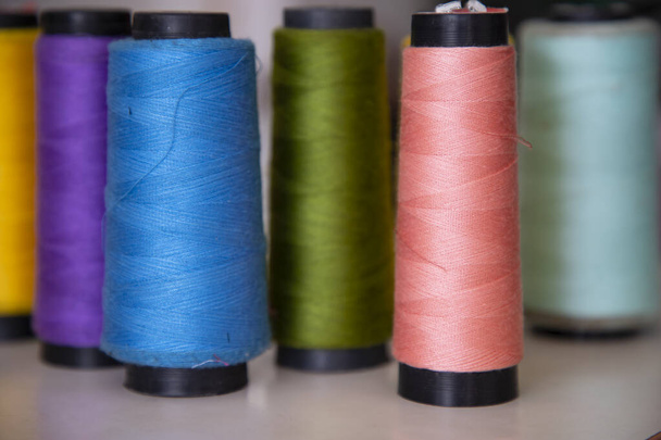 Some multicolor Spools of  swings thread Close-up Focus - Foto, Bild