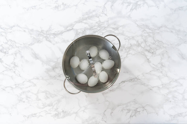 Vařící bílá vejce v hrnci na vaření pro přípravu vejce natvrdo. - Fotografie, Obrázek