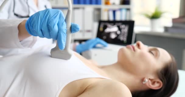 Médico fazendo exame de ultra-som da mama do paciente na clínica 4k filme câmera lenta. Diagnóstico do conceito de tumor de mama - Filmagem, Vídeo