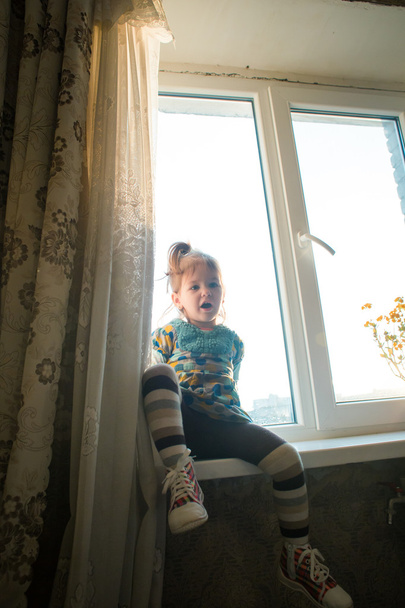 Baba lány kiáltás ablak - Fotó, kép